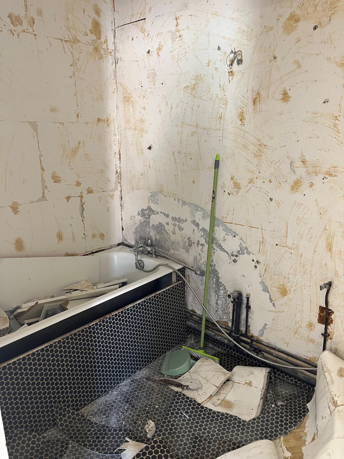 Avant — salle de bain brute