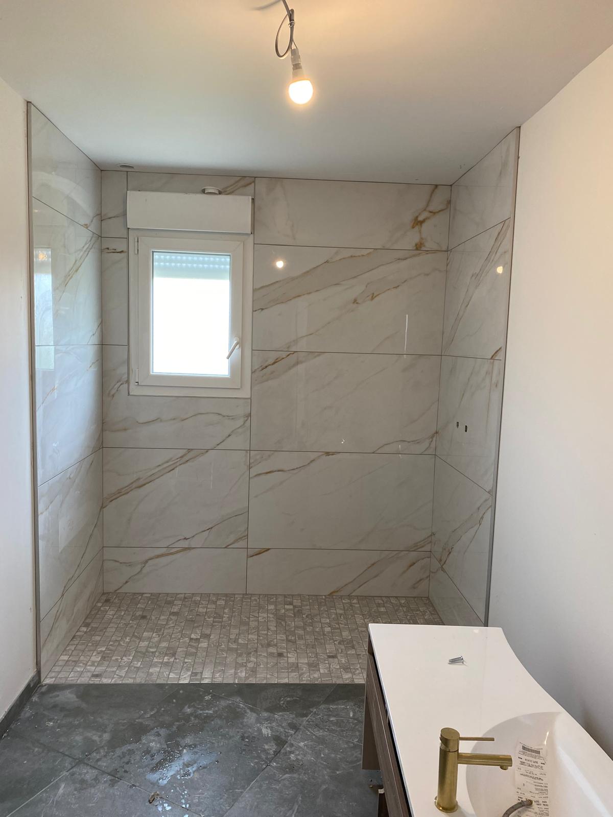 Douche italienne marbre grand format