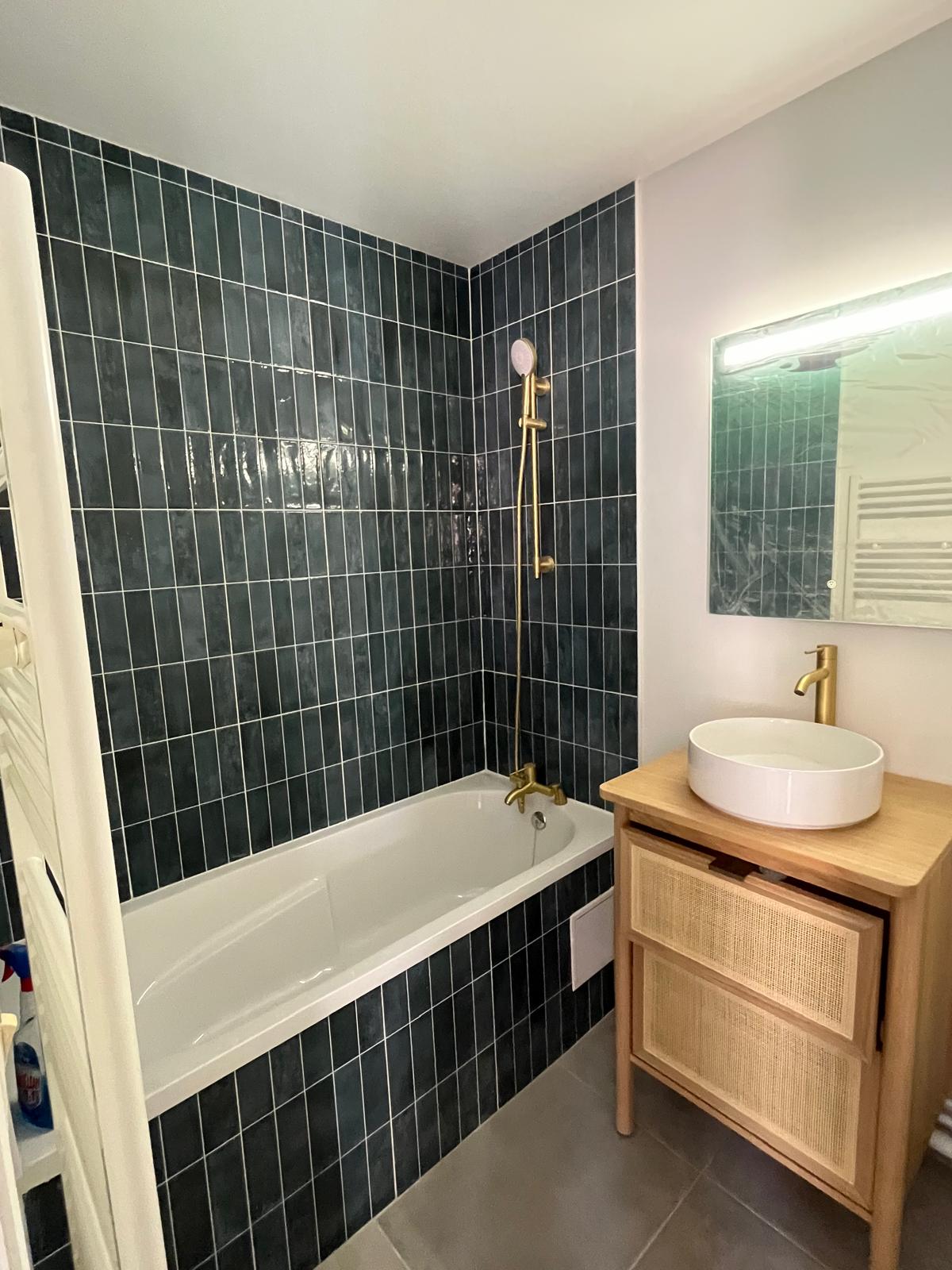 Salle de bain zellige vert canard pose verticale