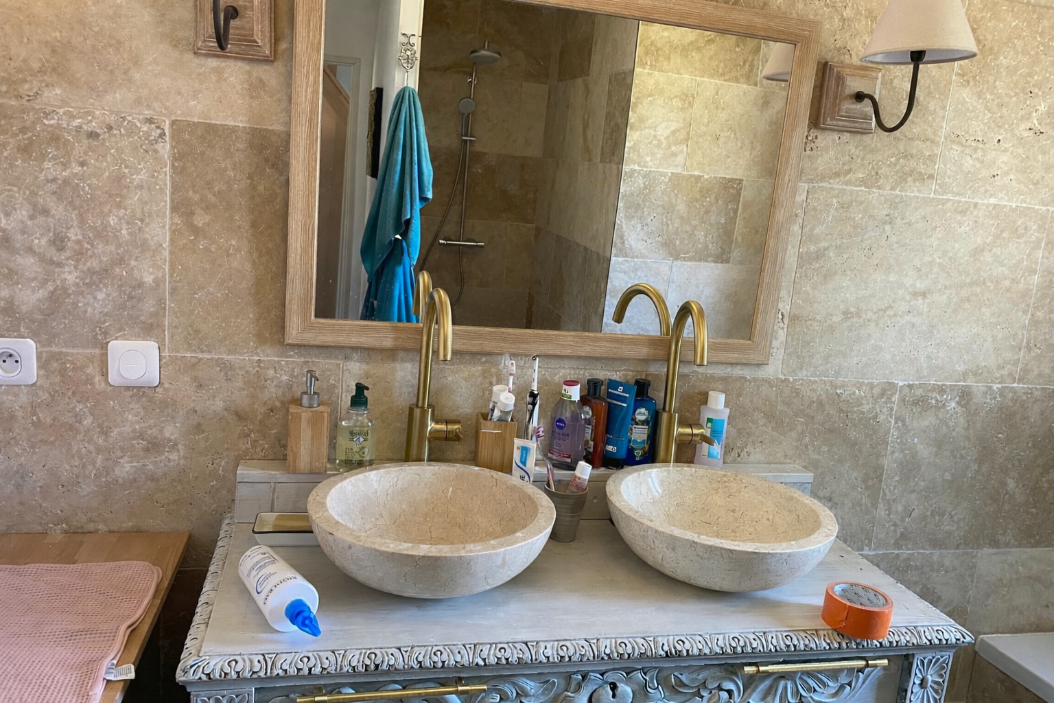 Double vasque travertin avec miroir et robinets dorés