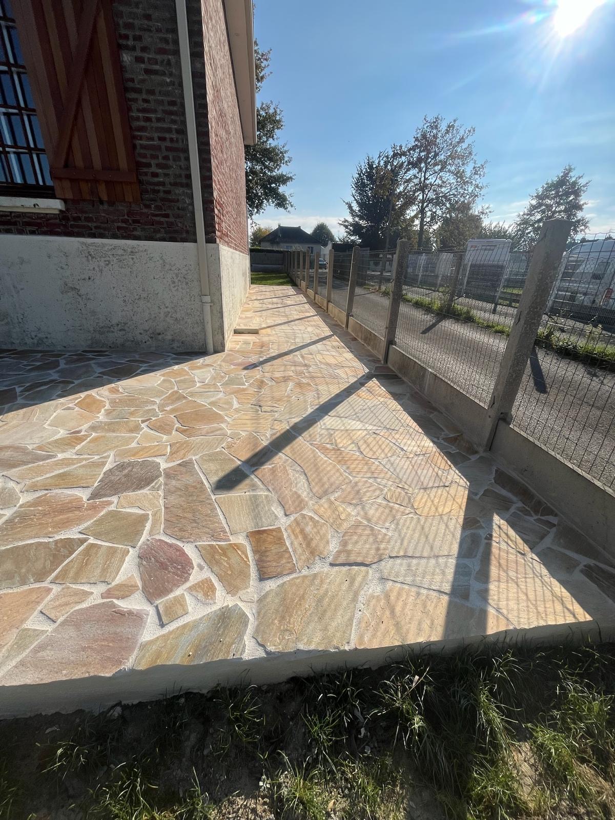 Terrasse en pierres naturelles jointoyées